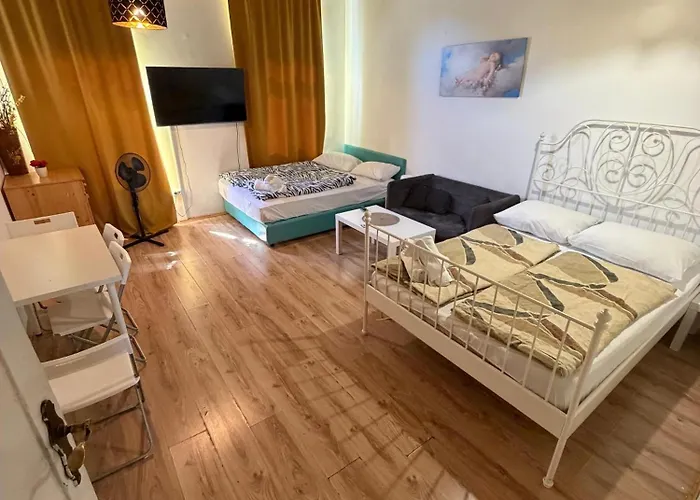Elegant & Near Danube With Garden Access *