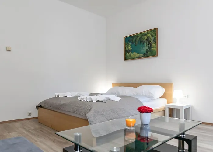 Elegant & Near Danube With Garden Access *