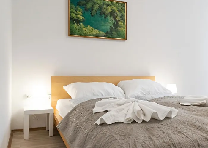 Elegant & Near Danube With Garden Access *