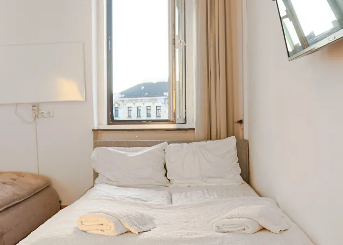 Elegant & Near Danube With Garden Access *