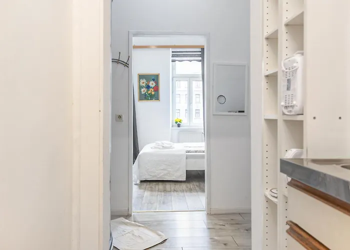 Elegant & Near Danube With Garden Access *