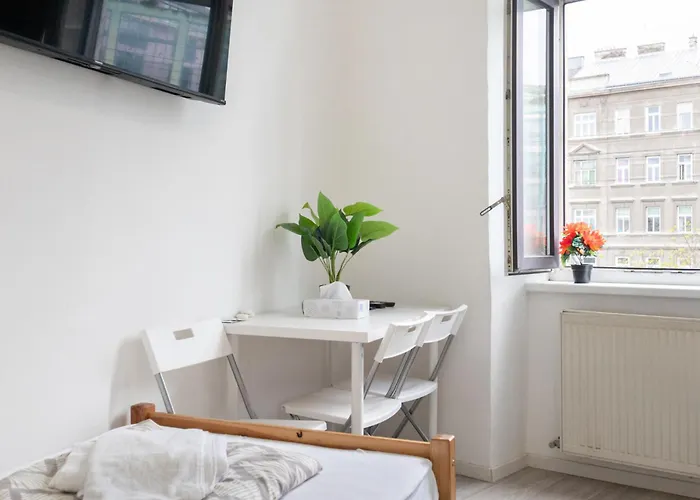 Elegant & Near Danube With Garden Access Apartamento